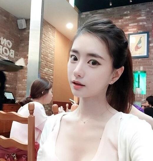 韩国J杯女主播晒新照：酥胸半露吃美食