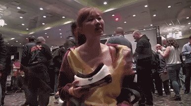全都懵逼了!第一次带VR眼睛的人反应大集锦