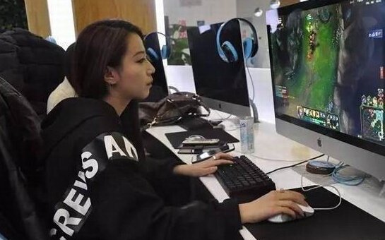 游戏陪玩女日常:上班要穿丝袜 经常被约炮