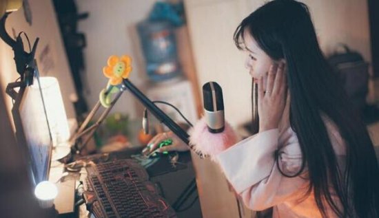 年入百万网络女主播:隆胸是获得粉丝的原因