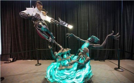 《英雄联盟》PAX East游戏展 “卢锡安”新雕像亮相