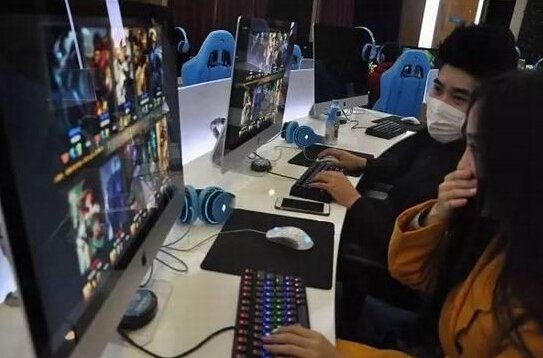游戏陪玩女日常:上班要穿丝袜 经常被约炮
