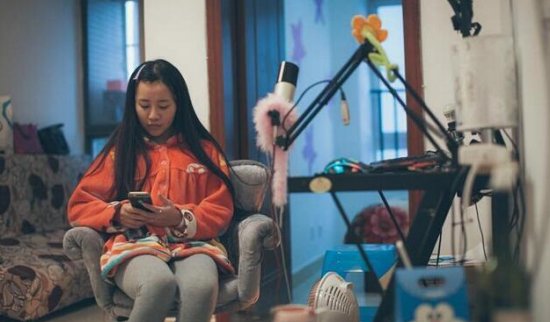 年入百万网络女主播:隆胸是获得粉丝的原因