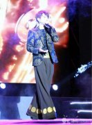 陳奕天當評委唱原創歌曲《王者榮