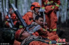 穿越火线不畏艰险 致敬森林消防员